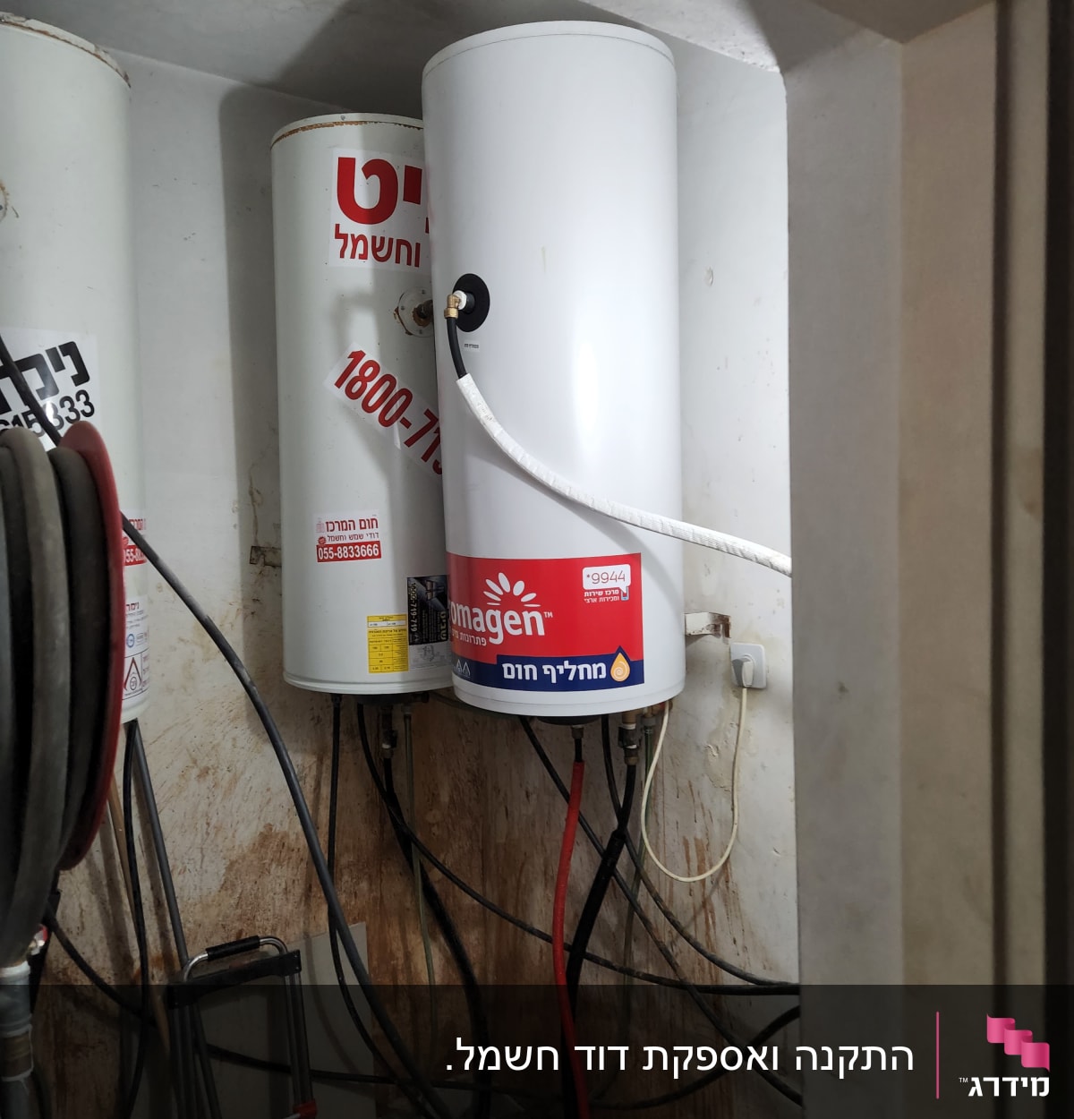 דוד שמש לבן עם צינורות מחוברים לקיר